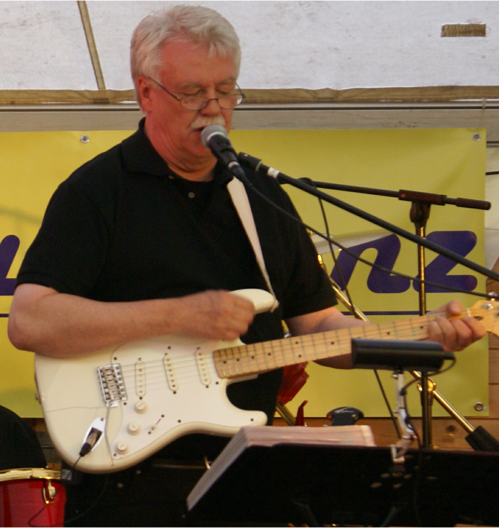 Fred mit weißer Gitarre