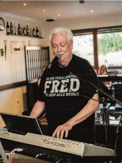 Fred mit Keyboard bei einem Auftritt
